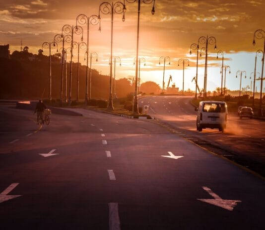 Jakie modyfikacje zwiększają komfort pracy w John Deere 7810?