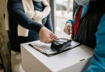 Kasa fiskalna z terminalem: jak zintegrować płatności i usprawnić sprzedaż