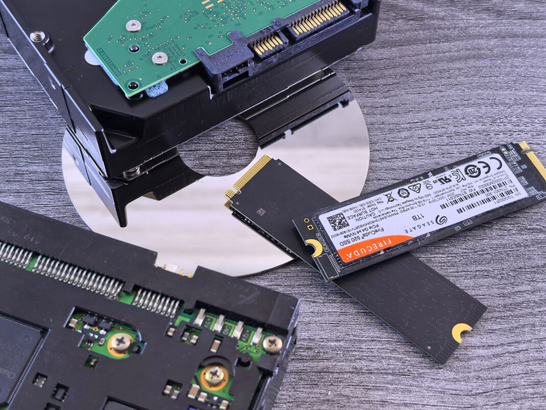 Dysk NVMe SSD, dysk HDD i płyta CD obok siebie