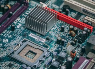 Jak przygotować komputer do instalacji dowolnego systemu: UEFI, Secure Boot, schemat partycji oraz tworzenie nośników instalacyjnych Nowoczesna płyta główna komputera z widocznymi układami i ścieżkami