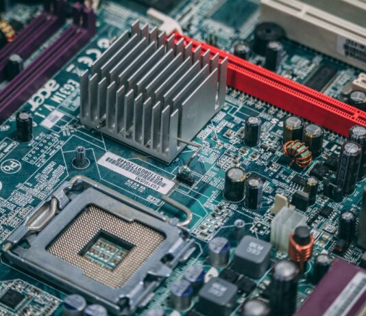 Jak przygotować komputer do instalacji dowolnego systemu: UEFI, Secure Boot, schemat partycji oraz tworzenie nośników instalacyjnych Nowoczesna płyta główna komputera z widocznymi układami i ścieżkami