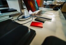 Przenoszenie macOS na nowy dysk SSD klonowanie systemu narzędzia i możliwe problemy po migracji Laptop i zewnętrzne dyski SSD na uporządkowanym biurku