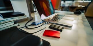 Przenoszenie macOS na nowy dysk SSD klonowanie systemu narzędzia i możliwe problemy po migracji Laptop i zewnętrzne dyski SSD na uporządkowanym biurku