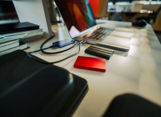 Laptop i zewnętrzne dyski SSD na uporządkowanym biurku