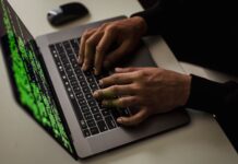 Bezpieczeństwo systemowe dla małej firmy: tanie i skuteczne rozwiązania, które można wdrożyć samodzielnie Mężczyzna piszący na netbooku z danymi na ekranie przy biurku
