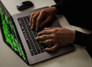 Bezpieczeństwo systemowe dla małej firmy: tanie i skuteczne rozwiązania, które można wdrożyć samodzielnie Mężczyzna piszący na netbooku z danymi na ekranie przy biurku