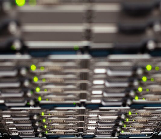 Kompletny przewodnik po aktualizacjach systemu: Windows Update, apt, dnf i pacman oraz jak bezpiecznie aktualizować serwer produkcyjny Nowoczesne koryta kablowe w centrum danych widziane z góry
