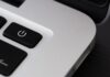 Zbliżenie na przycisk zasilania w nowoczesnym laptopie