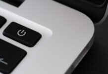 Zbliżenie na przycisk zasilania w nowoczesnym laptopie