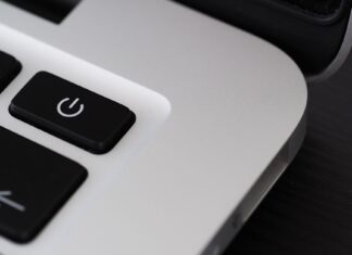 Dlaczego po zmianie dysku system wolniej się uruchamia historia pytania czytelnika Zbliżenie na przycisk zasilania w nowoczesnym laptopie
