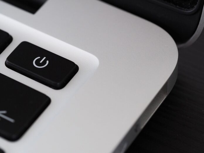 Zbliżenie na przycisk zasilania w nowoczesnym laptopie Zbliżenie na przycisk zasilania w nowoczesnym laptopie